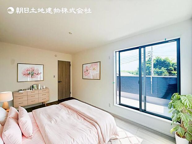【洋室】木目のフローリングが暖かみのある室内に。明るい寝室で心地のいい朝を迎えられそう。※家具はＣＧ合成の為付属しません。