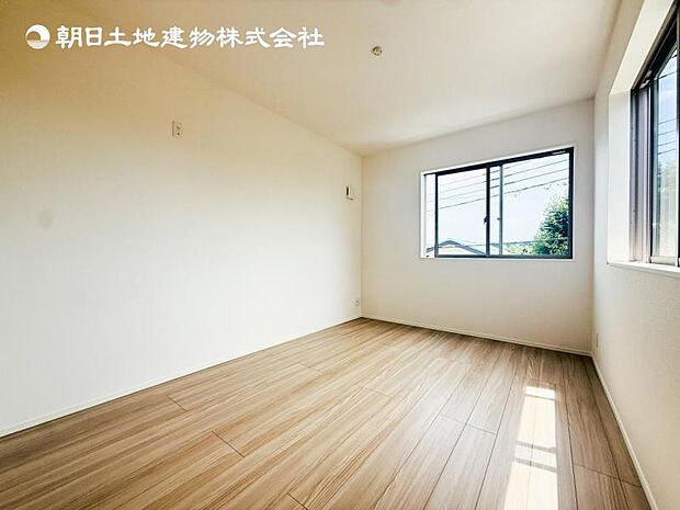 【2面採光】各居室に窓があり陽を多く採り込み、風通しも確保して室内の換気ができます。