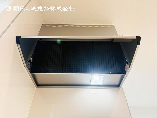 【スリム型レンジフード】稼働時の音が換気扇よりも静か 屋外とダイレクトにつながる換気扇と比べ、音が静かなメリットがあります。