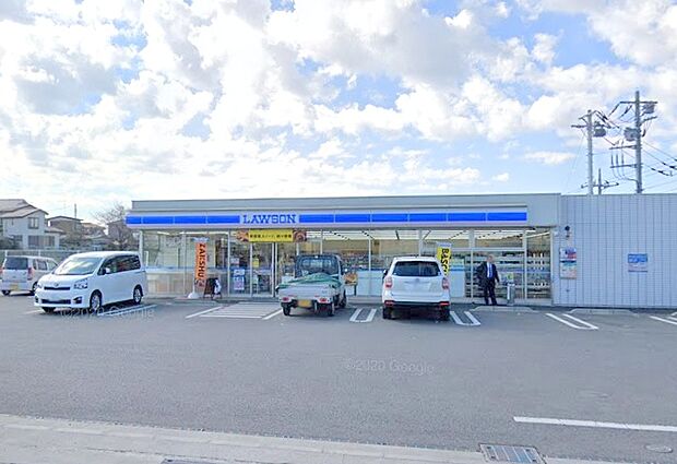 【ローソン 伊勢原沼目2丁目店】530m お店も駐車場も広く買い物がしやすいです。