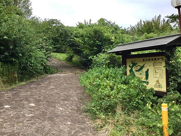 【愛名緑地】1480m トンネルが長くて楽しいです。ベンチと屋根があります。緑を感じられます。