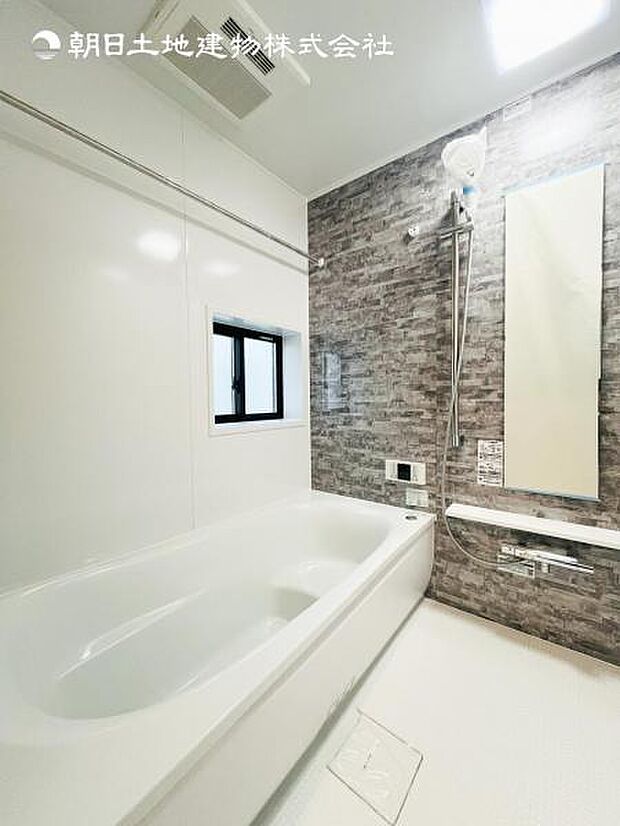 【浴室】一日の疲れを癒してくれる場所なので、快適に過ごして頂く為にゆったりサイズのバスタブを用意しました。是非半身浴をお楽しみ下さい。空気が籠らない様に小窓も設置しております。