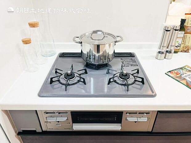 【三ツ口ガスコンロ】煮込み料理をする際にコンロが一つ塞がって他の料理ができなくて時間がかかる!そんな不満を解決してくれる3口コンロは他の調理ができるので捗ります!