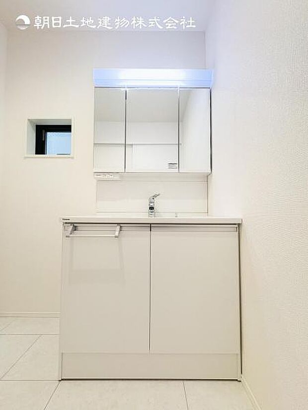 【1号棟:洗面化粧台】毎日の身支度には欠かせない洗面化粧台、支度時間が重なってしまい準備ができないなど経験ありませんか?そんな時に上手く利用すれば同時にご利用可能です!