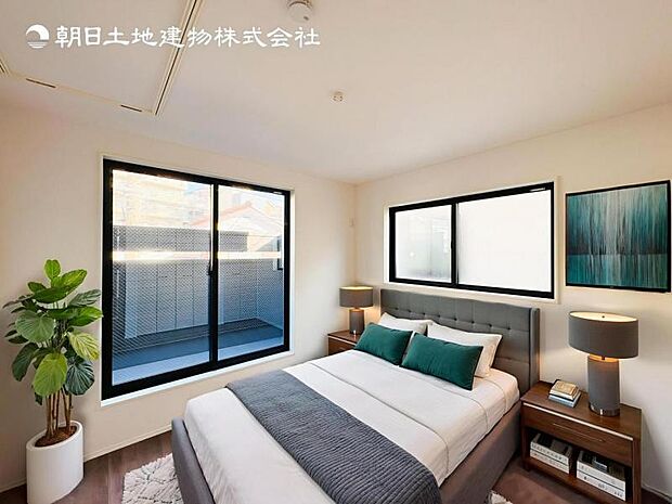 【洋室】木目のフローリングが暖かみのある室内に。明るい寝室で心地のいい朝を迎えられそう。※家具はCG合成の為付属しません。