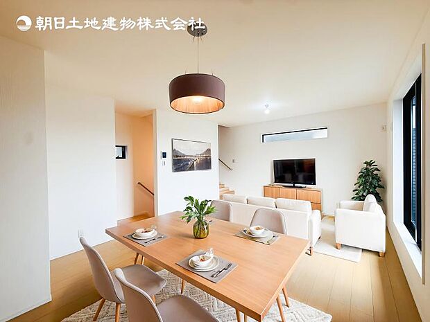 【LDK】大切なご家族が集まるからこそＬＤＫはこだわりたい！休日はおひさまの光をたっぷりと取りこめるリビングでゆったりと過ごしませんか？※家具はＣＧ合成の為付属しません。