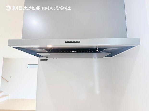 【スリム型レンジフード】稼働時の音が換気扇よりも静か 屋外とダイレクトにつながる換気扇と比べ、音が静かなメリットがあります。