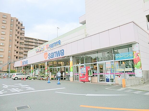 【スーパー三和 相模が丘店】800m 2階にダイソーが入っています。店内は広くきれいで明るい店舗です。駐車場も広く便利です。