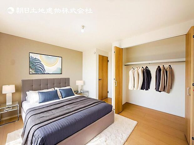 【洋室】木目のフローリングが暖かみのある室内に。明るい寝室で心地のいい朝を迎えられそう。※家具はＣＧ合成の為付属しません。