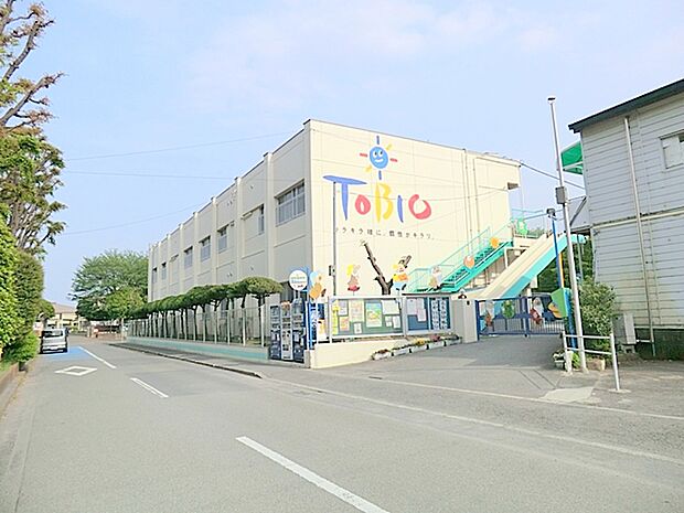 【とびお幼稚園】2430m とても綺麗で大きな幼稚園です。音楽教育が熱心です。先生も明るく元気な方が多いです。