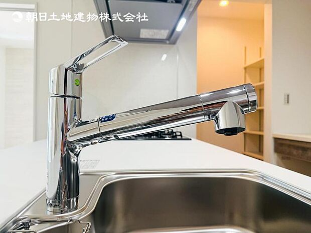 【浄水器一体型水栓】浄水器付きでおいしい水をいつでも手軽に使えます。飲み水やお料理にも安心ですね。
