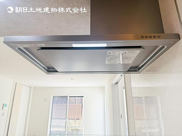 【スリム型レンジフード】稼働時の音が換気扇よりも静か 屋外とダイレクトにつながる換気扇と比べ、音が静かなメリットがあります。
