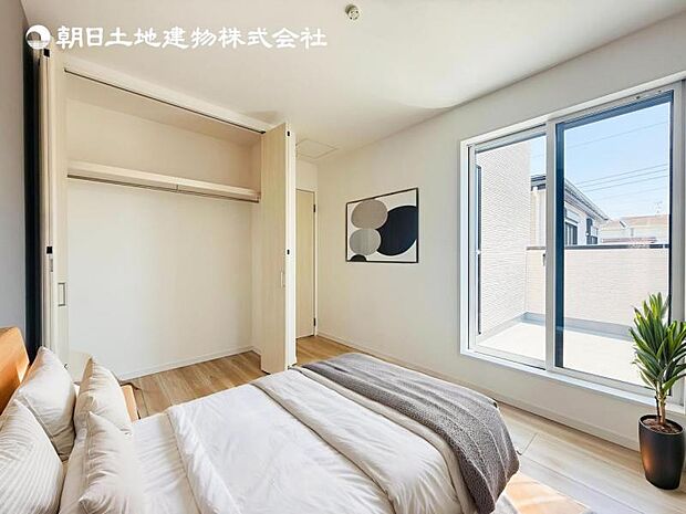 【洋室】木目のフローリングが暖かみのある室内に。明るい寝室で心地のいい朝を迎えられそう。※家具はCG合成の為付属しません。