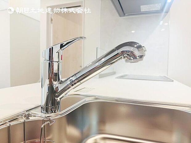 【浄水器一体型水栓】浄水器付きでおいしい水をいつでも手軽に使えます。飲み水やお料理にも安心ですね。