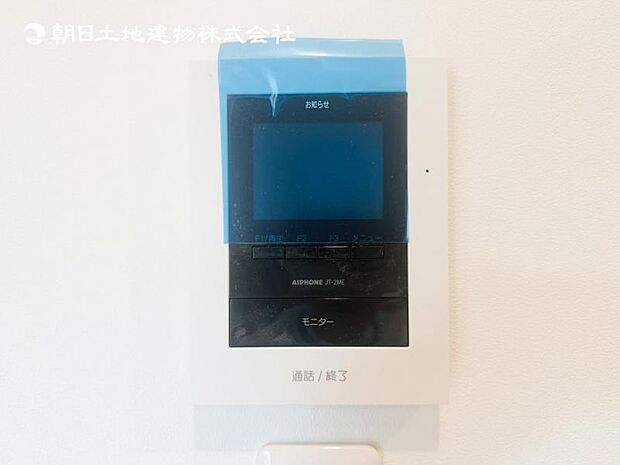【モニター付きインターフォン】来訪者を映像で確認するシンプルな設備ながらセキュリティ効果はマル。最近は録画機能があるタイプも増え、留守中の訪問者も確認できます!