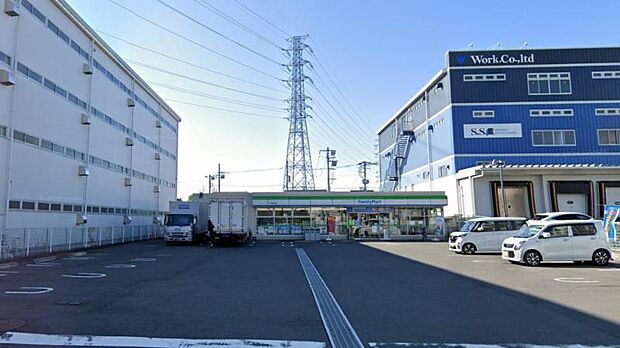 【ファミリーマート 厚木長谷南店】790m 駐車場が広いです。品揃えも良く店内も綺麗です。