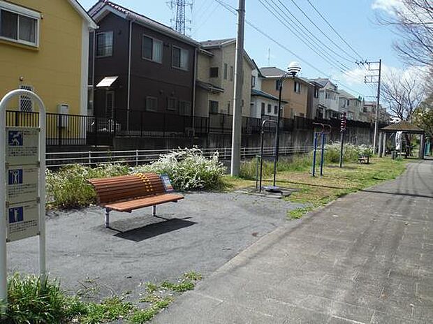【ハイウェイパーク厚木】170m 奥には東屋、手前には健康器具やベンチが設置されている公園です。