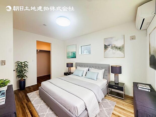 【洋室】木目のフローリングが暖かみのある室内に。明るい寝室で心地のいい朝を迎えられそう。※家具はCG合成の為付属しません。