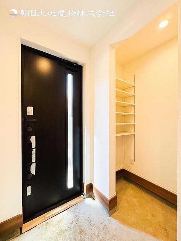 【シューズインクローゼット】靴、アウトドア道具、ゴルフバックなど屋外で使うことの多い物は外のホコリや汚れを極力中に持ち込まなくて済みます。