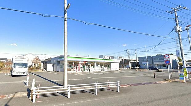 【ファミリーマート 相模原麻溝小前店】460m 駐車場が広く立ち寄りやすいです。品揃えも良いです。