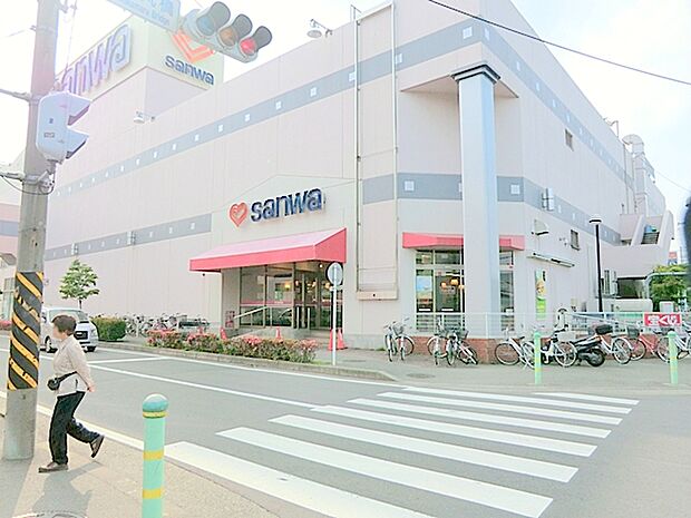 【スーパー三和 麻溝店】550m 野菜からお肉、魚とあらゆる商品が揃ってます。店内も広く、清潔的でとても買い物がしやすいです。お惣菜も充実しています。