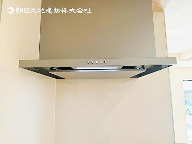 【スリム型レンジフード】稼働時の音が換気扇よりも静か 屋外とダイレクトにつながる換気扇と比べ、音が静かなメリットがあります。