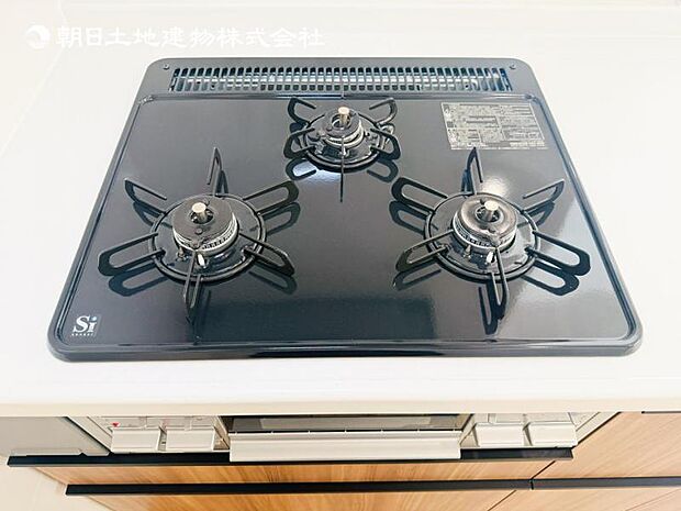 【三ツ口ガスコンロ】煮込み料理をする際にコンロが一つ塞がって他の料理ができなくて時間がかかる!そんな不満を解決してくれる3口コンロは他の調理ができるので捗ります!