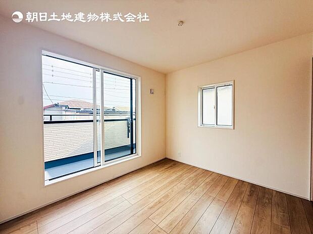 【洋室】木目のフローリングが暖かみのある室内に。明るい寝室で心地のいい朝を迎えられそう。