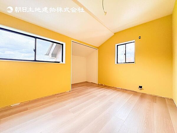 【洋室】木目のフローリングが暖かみのある室内に。明るい寝室で心地のいい朝を迎えられそう。