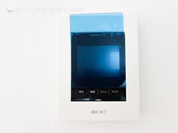 【モニター付きインターフォン】来訪者を映像で確認するシンプルな設備ながらセキュリティ効果はマル。最近は録画機能があるタイプも増え、留守中の訪問者も確認できます!