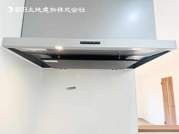 【スリム型レンジフード】稼働時の音が換気扇よりも静か 屋外とダイレクトにつながる換気扇と比べ、音が静かなメリットがあります。
