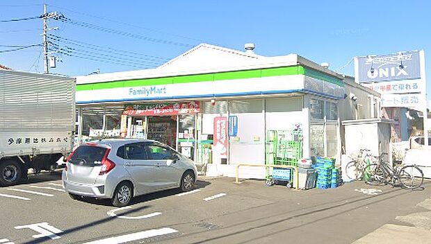 【ファミリーマート 厚木金田店】340m お菓子の種類が豊富です。お弁当も品揃えが豊富です。