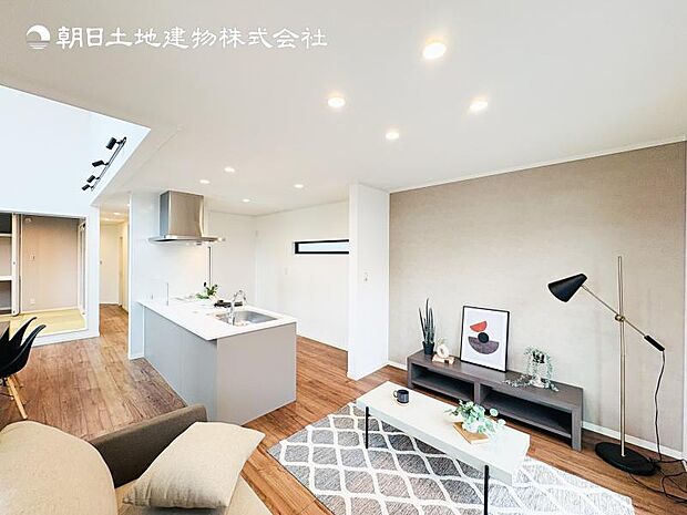 【LDK】大切なご家族が集まるからこそＬＤＫはこだわりたい！休日はおひさまの光をたっぷりと取りこめるリビングでゆったりと過ごしませんか？※家具は売買代金に含まれません。