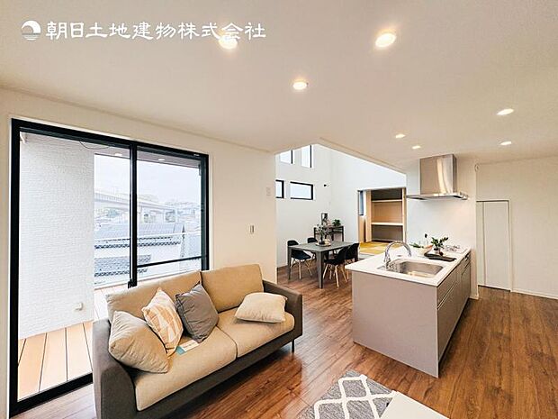 【LDK】大切なご家族が集まるからこそＬＤＫはこだわりたい！休日はおひさまの光をたっぷりと取りこめるリビングでゆったりと過ごしませんか？※家具は売買代金に含まれません。