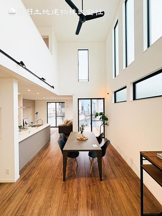 【LDK】大切なご家族が集まるからこそＬＤＫはこだわりたい！休日はおひさまの光をたっぷりと取りこめるリビングでゆったりと過ごしませんか？※家具は売買代金に含まれません。