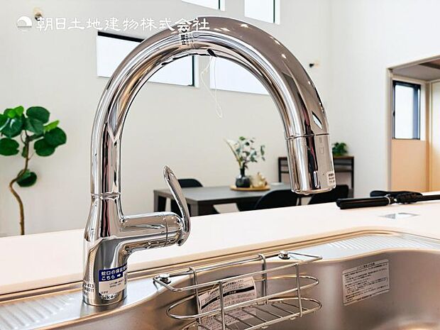 【浄水器一体型水栓】浄水器付きでおいしい水をいつでも手軽に使えます。飲み水やお料理にも安心ですね