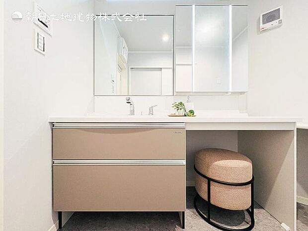 【洗面化粧台】毎日の身支度には欠かせない洗面化粧台、支度時間が重なってしまい準備ができないなど経験ありませんか？そんな時に上手く利用すれば同時にご利用可能です！