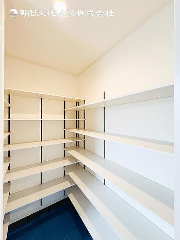 【シューズインクローゼット】靴、アウトドア道具、ゴルフバックなど屋外で使うことの多い物は外のホコリや汚れを極力中に持ち込まなくて済みます。