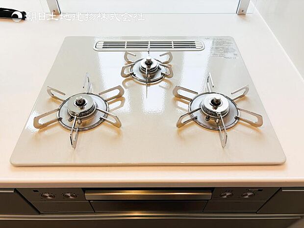 【三ツ口ガスコンロ】煮込み料理をする際にコンロが一つ塞がって他の料理ができなくて時間がかかる！そんな不満を解決してくれる3口コンロは他の調理ができるので捗ります！