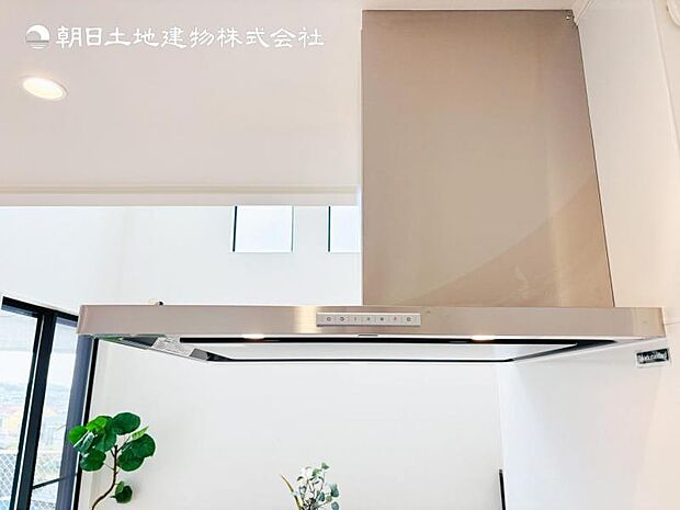 【三ツ口ガスコンロ】煮込み料理をする際にコンロが一つ塞がって他の料理ができなくて時間がかかる！そんな不満を解決してくれる3口コンロは他の調理ができるので捗ります！