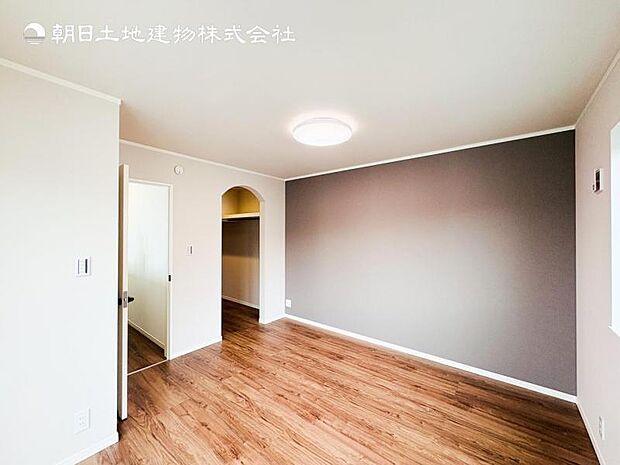 【洋室】木目のフローリングが暖かみのある室内に。明るい寝室で心地のいい朝を迎えられそう。