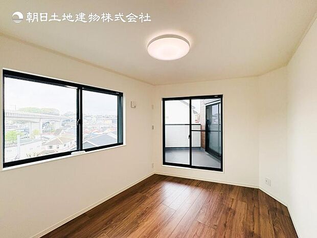 【洋室】木目のフローリングが暖かみのある室内に。明るい寝室で心地のいい朝を迎えられそう。