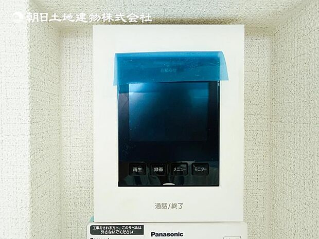 【モニター付きインターフォン】来訪者を映像で確認するシンプルな設備ながらセキュリティ効果はマル。最近は録画機能があるタイプも増え、留守中の訪問者も確認できます!