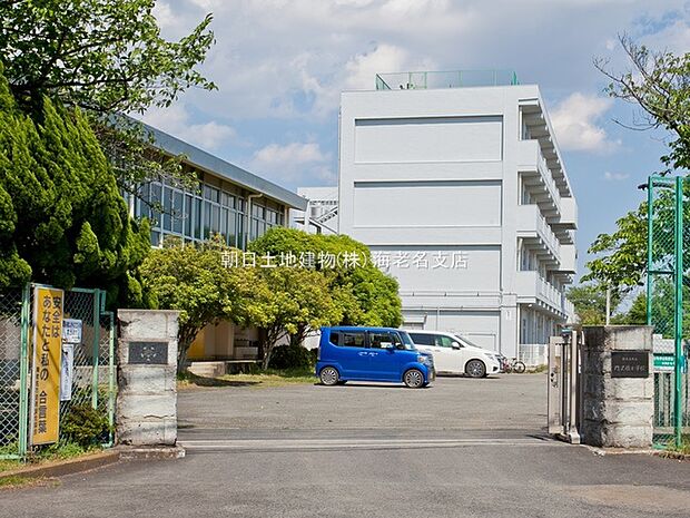 【海老名市立門沢橋小学校】1110m JR相模線の門沢橋駅から見える小学校です。海老名キッカーズというサッカーチームが昔から門沢橋小学校を基点として活動を行っています。