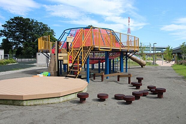 【中野公園】600m 公園内には海老名市初の人工芝を採用したグランドがあります。公園の北側には小さいお子さんから小学生まで楽しめる大型遊具があります。
