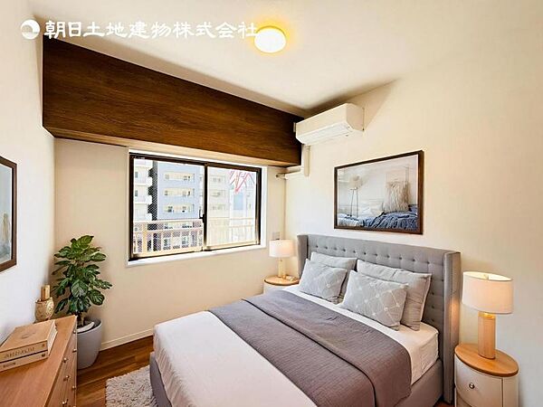 【洋室】木目のフローリングが暖かみのある室内に。明るい寝室で心地のいい朝を迎えられそう。※家具はＣＧ合成の為付属しません。