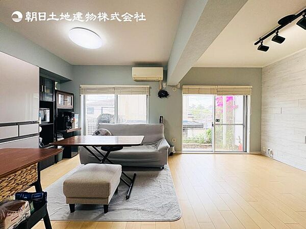 【LDK】室内大変綺麗にお使いで、大きい窓が2箇所ございますので、陽当たり良好です！