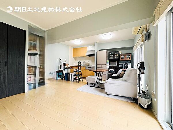 【LDK】室内大変綺麗にお使いで、大きい窓が2箇所ございますので、陽当たり良好です！