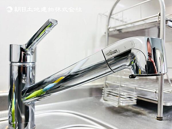 【浄水器一体型水栓】浄水器付きでおいしい水をいつでも手軽に使えます。飲み水やお料理にも安心ですね。