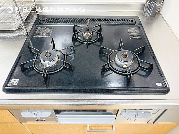【三ツ口ガスコンロ】煮込み料理をする際にコンロが一つ塞がって他の料理ができなくて時間がかかる！そんな不満を解決してくれる3口コンロは他の調理ができるので捗ります！